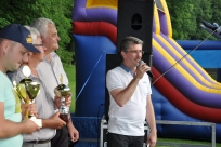 Wójt Krzysztof Glajcar gartulujący wygranym