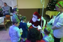 Mikołaj ogląda ozdobione przez dzieci choinki