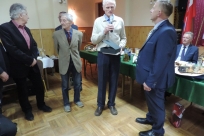 Prezes Stanisław Procner przyjmuje gratulacje w imieniu Koła Pszczelarzy w Dzięgielowie