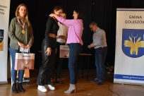 Wójt Sylwia Cieślar dekoruje najlepszych szachistów w poszczególnych kategoriach