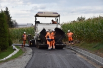 Kozakowice, ul. Biała, układanie drugiej warstwy asfaltu