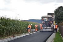 Kozakowice, ul. Biała, układanie drugiej warstwy asfaltu