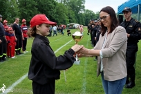 Ceremonia zakończenia zawodów - wójt Sylwia Cieślar wręcza nagrody naszym zawodnikom