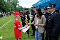 Ceremonia zakończenia zawodów - wójt Sylwia Cieślar wręcza nagrody naszym zawodnikom