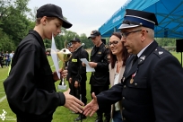 Ceremonia zakończenia zawodów - komendant gminny Sławomir Gaszek składa gratulacje