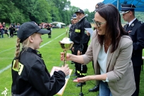 Ceremonia zakończenia zawodów - wójt Sylwia Cieślar wręcza nagrody naszym zawodnikom