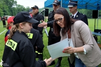 Ceremonia zakończenia zawodów - wójt Sylwia Cieślar wręcza nagrody naszym zawodnikom