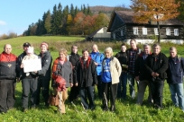 Pamiątkowe zdjęcie na trasie marszu (fot.Koło PTTK "Ślimoki")