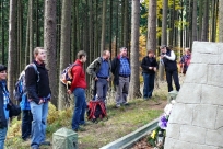 Uczestnicy marszu przed pomnikiem poległych partyzantów (fot.Koło PTTK "Ślimoki")