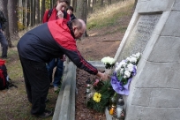 Kwiaty składa Z.Sobczyk - prezes Koła PTTK w Goleszowie (fot.Koło PTTK "Ślimoki")