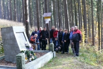 Uczestnicy Marszu Pamięci obok pomnika poległych partyzantów pod Małą Czantorią (fot. Koło PTTK "Ślimoki")