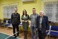 Od lewej: trener Tomasz Rygiel, wójt Sylwia Cieślar, obecny i były prezes Lesznianki Mateusz Lorc i Andrzej Pustówkai