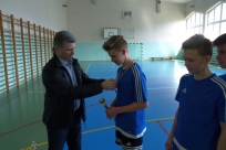 Wójt Krzysztof Glajcar wręcza nagrody zawodnikom