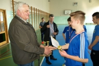 Przewodniczący rady Bogusław Konecki wręcza nagrody zawodnikom