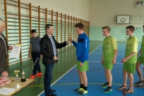 Wójt Krzysztof Glajcar wręcza nagrody zawodnikom