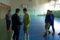 Wójt Krzysztof Glajcar wręcza nagrody zawodnikom