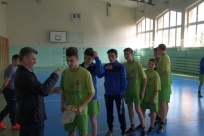 Wójt Krzysztof Glajcar wręcza nagrody zawodnikom