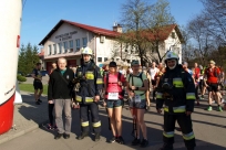 Prezes OSP Goleszów Leszek Szlauer, Wojciech Herzyk, Tomasz Śliż i zawodniczki na starcie 25 km