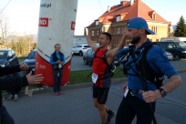 Finiszują zawodnicy biegu na 100 km