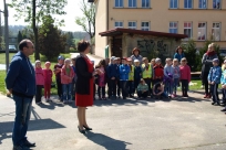 Dyrektor Katarzyna Bogdał i sołtys Zbigniew Krzemień podziękowali za udział w akcji