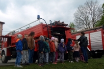 Przedszkolaki poznają sprzęt strażacki