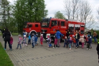 Przedszkolaki poznają sprzęt strażacki