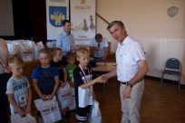 Wójt Krzysztof Glajcar wręcza nagrody