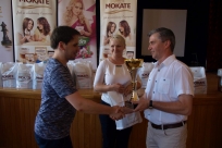 Wójt Krzysztof Glajcar wręcza puchar drugiemu na podium Piotrowi Piesikowi