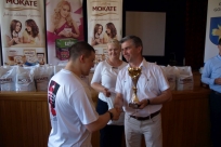 Wójt Krzysztof Glajcar wręcza puchar trzeciemu na podium Eneaszowi Wiewiórze