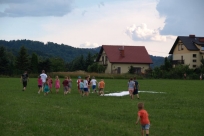 Dzieci na łące czekające na przylot Dromadera