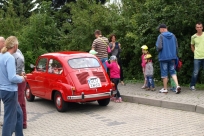 Publiczność ogląda Fiata 60