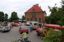 Widok ogólny na parking przy urzędzie