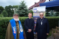 Od lewej: O. Dominik Orczykowski, ks. Jarosław Krutak i ks. bp Adrian Korczago