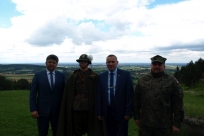 Starosta Janusz Król, radny powiatowy Krzysztof Neścior oraz żółnierze w mundurach