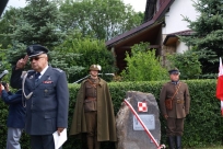 Uczestnicy podczas hymnu lotników