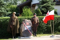 Wojskowa asysta honorowa przy kamieniu