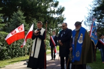 Od lewej: ks. Jarosław Krutak, ks. bp Adrian Korczago, O Dominik Orczykowski podczas poświęcenia kamienia