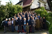 Pamiątkowe zdjęcie uczestników na schodach