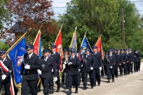 Strażacy w trakcie marszu na miejsce uroczystości