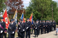 Strażacy w trakcie marszu na miejsce uroczystości