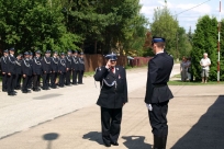 Druh Rafał Glajcar przyjmuje meldunek od druha Aleksandra Szarca