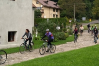 Uczestnicy rajdu wjeżdzają do Zamku w Dzięgielowie