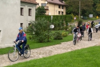 Uczestnicy rajdu wjeżdzają do Zamku w Dzięgielowie