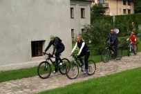 Uczestnicy rajdu wjeżdzają do Zamku w Dzięgielowie