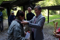 Wójt Krzysztof Glajcar wręcza dyplom, medal i puchar