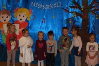 Przywitanie uczestników konkursu przez dzięgielowskie dzieci