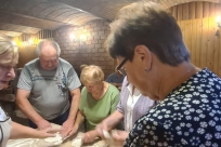 Seniorzy z Kozakowic w Chlebowej Chacie