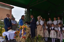 Wręczenie wyróżnienia Marszałka Woj. Ślaskiego dla Państwa Sikorów przez Sylwię Cieślar
