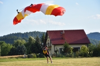 Pokaz skoków spadochroniarskich