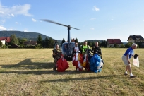 Spadochroniarze i helikopter